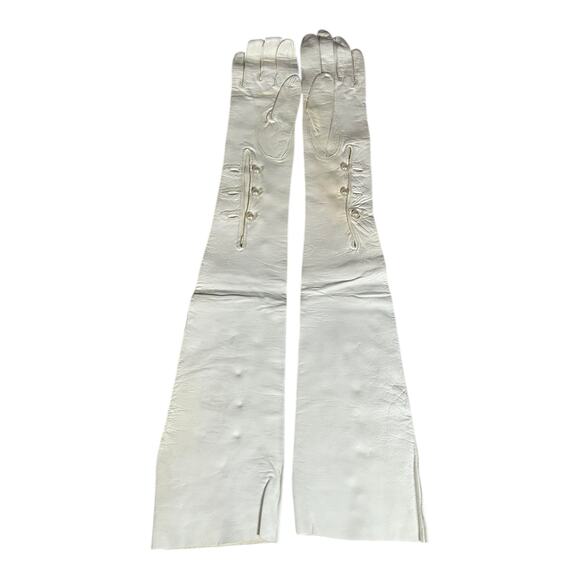 Vintage Mantessa Long White Opera Gloves Antique Soft Perl Clasp Detail X-Small - Picture 1 of 10